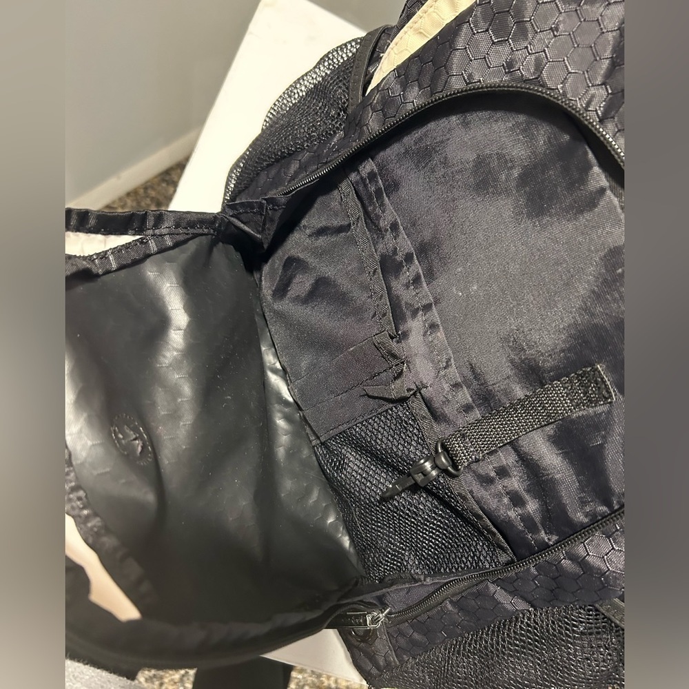 {Under Armour} Backpack - Picture 3 of 3